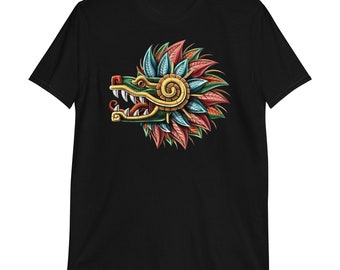 Puede incluir: Una camiseta negra de manga corta con un gráfico central de una cabeza de serpiente estilizada de perfil. El diseño incorpora colores vibrantes rojo, verde azulado y dorado con intrincados patrones en forma de hoja alrededor de la mandíbula.