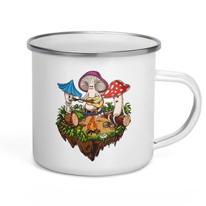 Puede incluir: Taza de camping de esmalte blanco con una ilustraci&oacute;n colorida de tres setas tocando m&uacute;sica alrededor de una fogata.