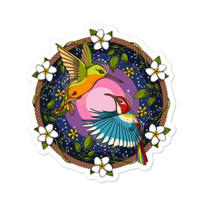 Pode incluir: Um adesivo com dois beija-flores em uma moldura circular. Os beija-flores est&atilde;o de frente um para o outro, um &eacute; verde e laranja, o outro &eacute; azul e vermelho. A moldura &eacute; decorada com flores e videiras.