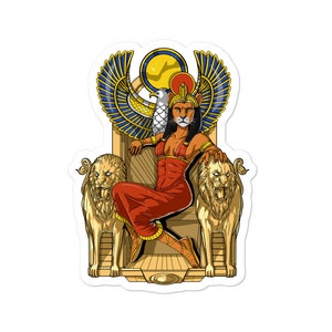 Könnte beinhalten: Eine digitale Illustration einer Frau mit einem Löwenkopf, die eine Krone trägt und auf einem Thron mit zwei Löwen auf jeder Seite sitzt. Die Frau trägt ein rotes Kleid und hat einen goldenen Heiligenschein über ihrem Kopf.