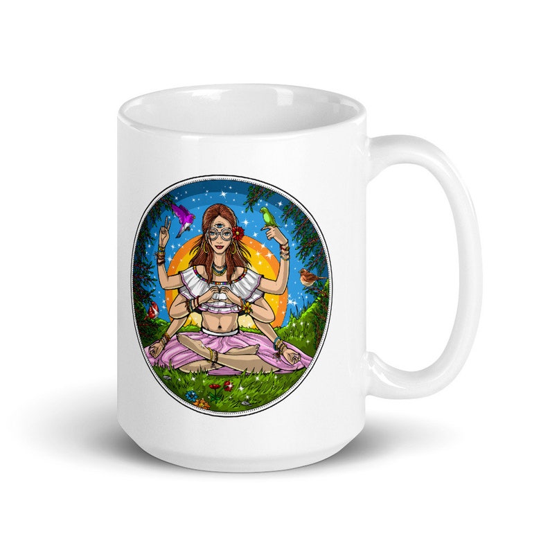 Puede incluir: Taza de cer&aacute;mica blanca con una colorida ilustraci&oacute;n de una mujer con m&uacute;ltiples brazos en meditaci&oacute;n. El dise&ntilde;o incluye una puesta de sol, p&aacute;jaros y un paisaje verde, creando un tema caprichoso y espiritual.