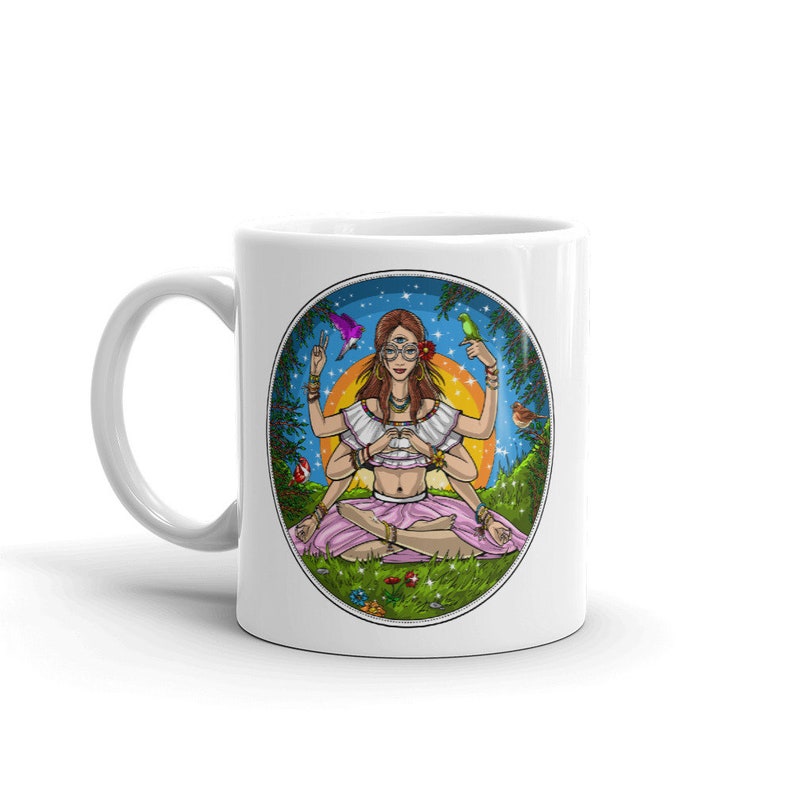 Puede incluir: Taza de cer&aacute;mica blanca con una colorida ilustraci&oacute;n de una mujer con m&uacute;ltiples brazos en meditaci&oacute;n. El dise&ntilde;o incluye p&aacute;jaros, flores y un sol, dentro de un marco circular. La taza tiene un asa curva.