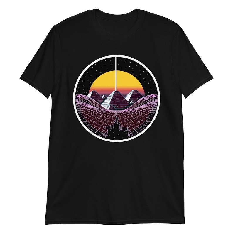 Pu&ograve; includere: T-shirt nero con una grafica in stile retr&ograve; di piramidi in un motivo a griglia con un tramonto sullo sfondo.