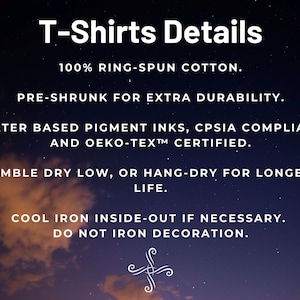 以下が含まれることがあります： Tシャツの詳細: 100% リングスパンコットン、耐久性を高めるために事前に縮み処理済み。水性顔料インクを使用し、CPSIA準拠、OEKO-TEX&trade;認証済み。乾燥機は低温で、または長持ちさせるために吊り干ししてください。必要に応じて、裏返して冷たくアイロンをかけてください。装飾部分にはアイロンをかけないでください。
