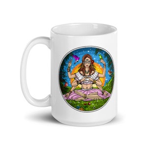 Puede incluir: Taza de cer&aacute;mica blanca con una colorida ilustraci&oacute;n de una mujer con m&uacute;ltiples brazos, sentada en posici&oacute;n de meditaci&oacute;n. La obra de arte incluye una vibrante puesta de sol, p&aacute;jaros y un exuberante paisaje verde, creando un tema caprichoso y espiritual.
