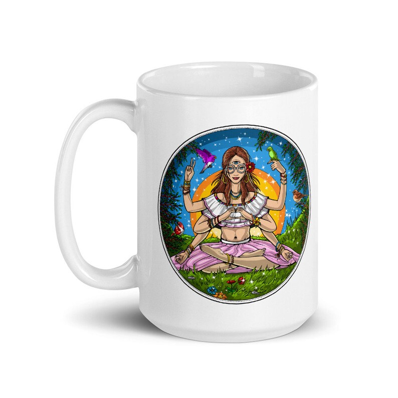 Puede incluir: Taza de cer&aacute;mica blanca con una colorida ilustraci&oacute;n de una mujer con m&uacute;ltiples brazos, sentada en posici&oacute;n de meditaci&oacute;n. La obra de arte incluye una vibrante puesta de sol, p&aacute;jaros y un exuberante paisaje verde, creando un tema caprichoso y espiritual.