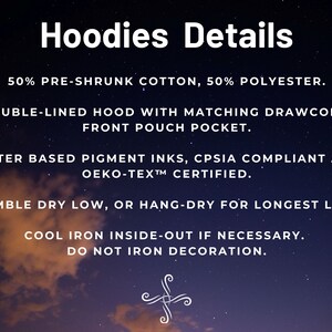K&ouml;nnte beinhalten: Hoodie-Details: 50 % vorgewaschene Baumwolle, 50 % Polyester. Doppellagige Kapuze mit passendem Kordelzug. Vordere K&auml;ngurutasche. Wasserbasierte Pigmenttinten, CPSIA-konform und OEKO-TEX&trade;-zertifiziert. Trocknen im W&auml;schetrockner bei niedriger Temperatur oder zum Trocknen aufh&auml;ngen, um die Lebensdauer zu verl&auml;ngern. Bei Bedarf auf der Innenseite mit kaltem B&uuml;geleisen b&uuml;geln. Dekoration nicht b&uuml;geln.