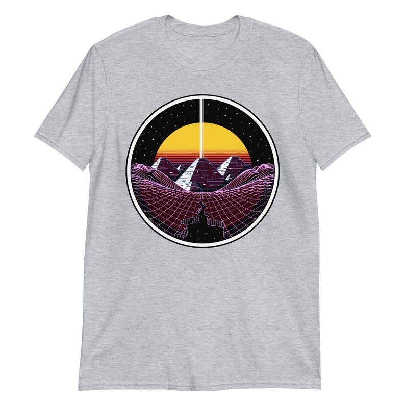 Maglietta Synthwave Egyptian Pyramids, maglietta psichedelica retrò anni '80, maglietta Vaporwave, vestiti estetici Retrowave, abbigliamento Vaporwave Sport Grey
