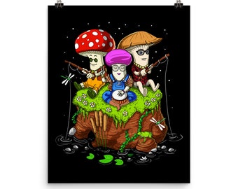 Op de afbeelding: Drie cartoon-paddenstoelen met menselijke kenmerken zitten op een rots in een vijver. De paddenstoel links is rood en wit met een groene hoed. De paddenstoel in het midden is roze en wit met een blauwe hoed. De paddenstoel rechts is bruin en wit met een groene hoed. Alle drie de paddenstoelen dragen kleding en de paddenstoel in het midden bespeelt een trommel.