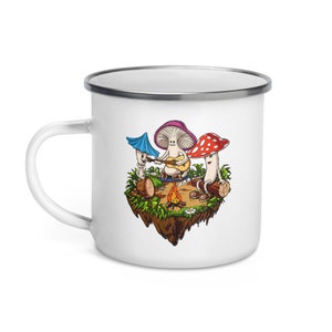 Puede incluir: Taza de esmalte blanco con una ilustraci&oacute;n colorida de tres hongos de dibujos animados tocando m&uacute;sica alrededor de una fogata. Los hongos tienen sombreros de diferentes colores y llevan ropa.