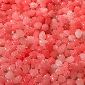 Lichtdurchlässige rosa Pikake Blumen-Perlen / DIY lose Perlen Hawaiianische Insel-Art-Schmuckherstellung geschnitztes zusammengesetztes Harz-Koralle-Tulpen-Baby-Rosa