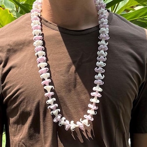 Handgemachte weiße und lila Puakenikeni Blumen Lei, lebensechte Tonblumen, handgefertigte und im Ofen gebackene Blumen, Hawaiian Heritage Collection