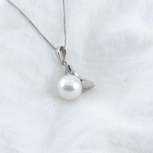 White Pearl Necklace in Sterling Silver Triangles, White Minimalist Elegant Jewelry, Everyday Wear, Box Chain Necklace