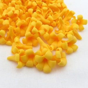Orange-Gelbe Puakenikeni Tonblumen, Tonblumen für die Schmuckherstellung, DIY Blumen, handgemachte Tonperlen, Auto Lei