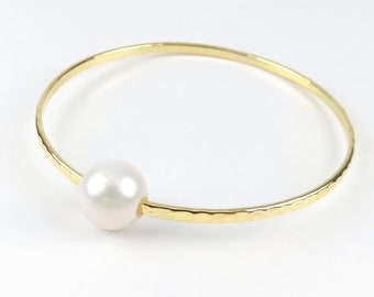 Simple Straight 1 Pearl Bangle on Hammered Hamilton Gold Gauge Wire, White Shell Pearl / Minimalist Island Style Jewelry, Stackable Bangle