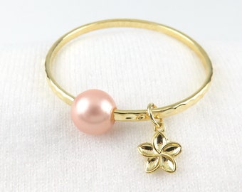 Brazalete de bebé recto, perla rosa y encanto de flor sólida / pulsera de bebé simple de oro Hamilton, baby shower, encantos de bebé, flor de Plumeria