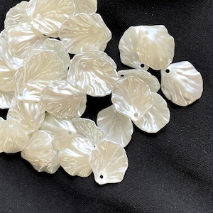 Può includere: Un mucchio di petali di fiori di plastica bianca, perfetti per l'artigianato o la decorazione.