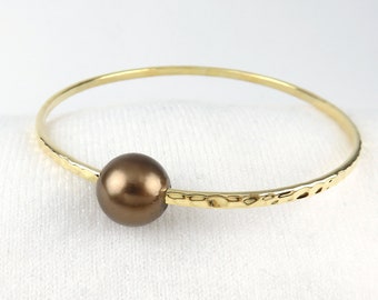 Simple Straight 1 Pearl Bangle on Hammered Hamilton Gold Gauge Wire, Brown Shell Pearl / Minimalist Island Style Jewelry, Stackable Bangle