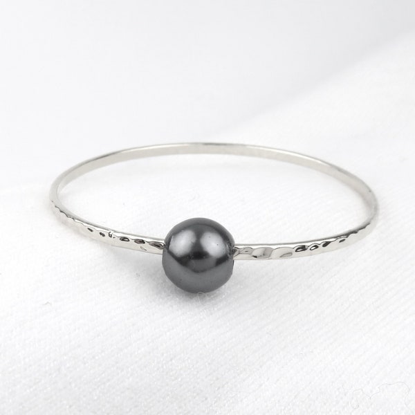 Simple Straight 1 Pearl Bangle on Hammered Gauge Wire, Black Shell Pearl / Minimalist Island Style Jewelry, Stackable Bangle