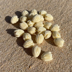 Pikake Perlen lose Perlen / DIY Hawaiian Jasmin Blume Insel Stil geschnitzte Verbundstoff-Harz Koralle Tulpe Creme Elfenbein Massen-Perlen, 8 mm 10 mm 12 mm