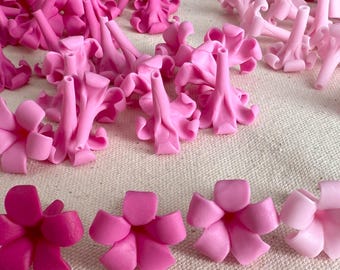 50 Stück rosa Puakenikeni Ton Blumen in 4 Schattierungen, 20 mm tropische Blumen Charms für Lei Herstellung, DIY Schmuck & Kunsthandwerk, Keni-02