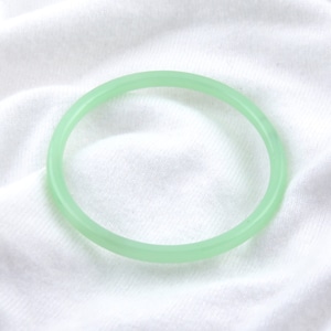 Peut inclure: Un bracelet en silicone vert clair.