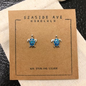 Orecchini a forma di tartaruga marina, mini orecchini a bottone blu, orecchini unisex in argento sterling 925, tartaruga blu, design dell&#39;isola ispirato all&#39;oceano