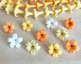 Cuentas de arcilla polimérica con forma de flor Puakenikeni en colores surtidos: naranja, amarillo y blanco, Keni-03