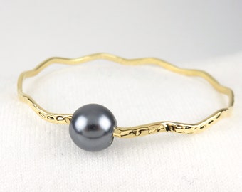 Black Pearl Wavy Bangle / Bridesmaid Wedding Gift for Her, Island Style, Minimalist Simple Jewelry, Floating Pearl