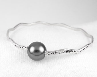 Simple Wavy Bangles Silver with Black Shell Pearl / Bridesmaid Wedding Gift for Her, Island Style, Minimalist Simple Jewelry