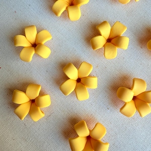 イエローオレンジのプアケニケニ粘土の花、ジュエリー作りのためのポリマー粘土の花、DIYの花、手作り粘土ビーズ、ジュエリー作り、ケニ-04