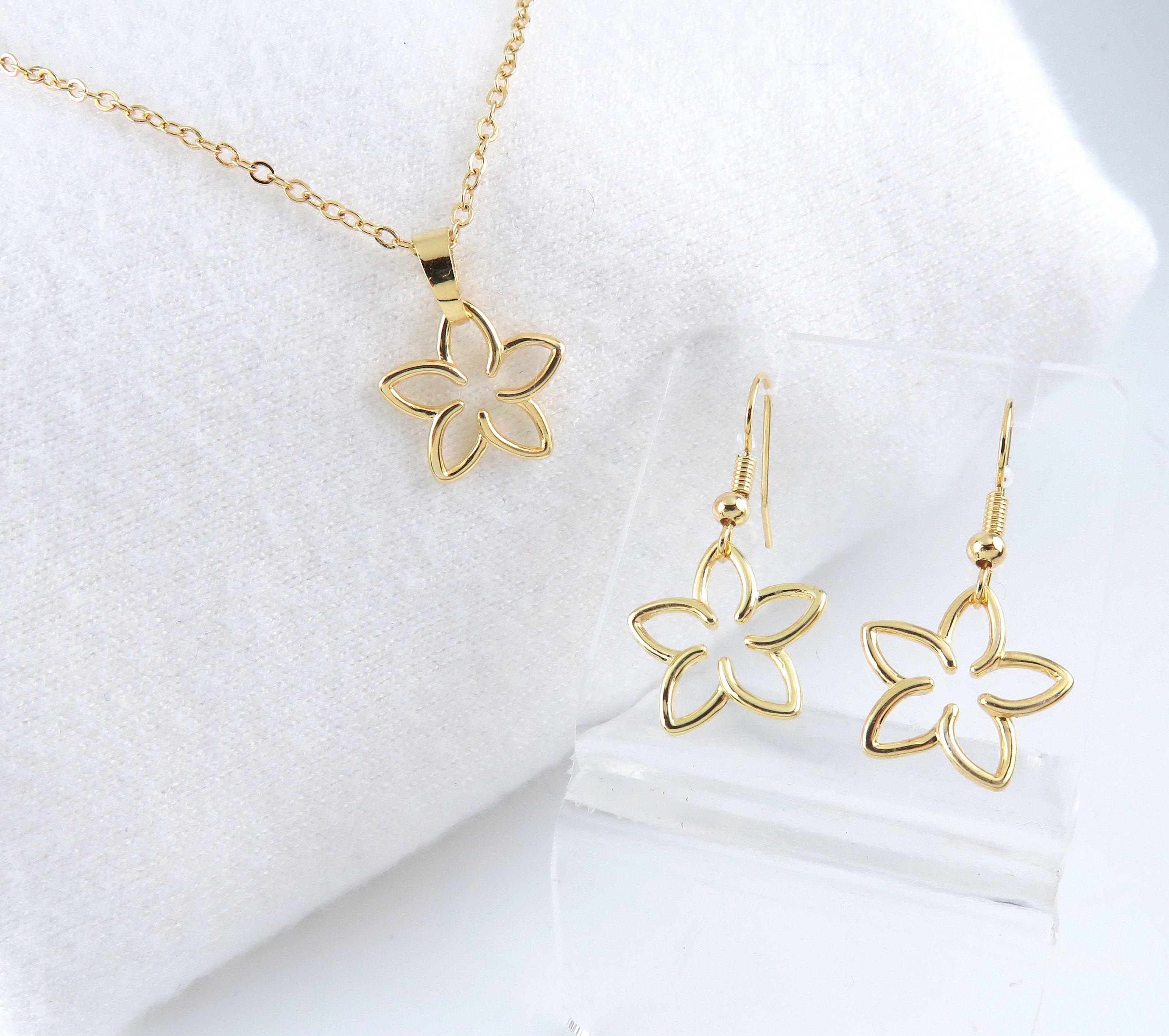 Flower earrings and necklace deals