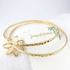 Wavy Bangle With Heart Wave Charm and Gray Black Shell Pearl Wavy Bangle With Heart Wave Charm and Gray Black Shell Pearl