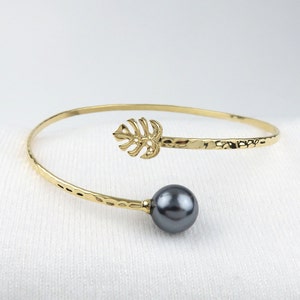Monstera Leaf and Black Shell Pearl, Bypass Bangle