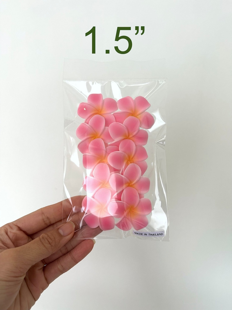 Puede incluir: Una bolsa de 1,5 pulgadas de decoraciones de flores de frangipani rosas, hechas en Tailandia.