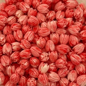 Rote Pikake Jasmin Blume Perlen, variierte Farbe / DIY Lose Perlen Hawaiianische Insel Stil Schmuck machen geschnitzte zusammengesetzte Harz Koralle Tulpe