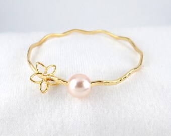 Pink Pearl Wavy Bangle With Flower Charm / Hamilton Gold
