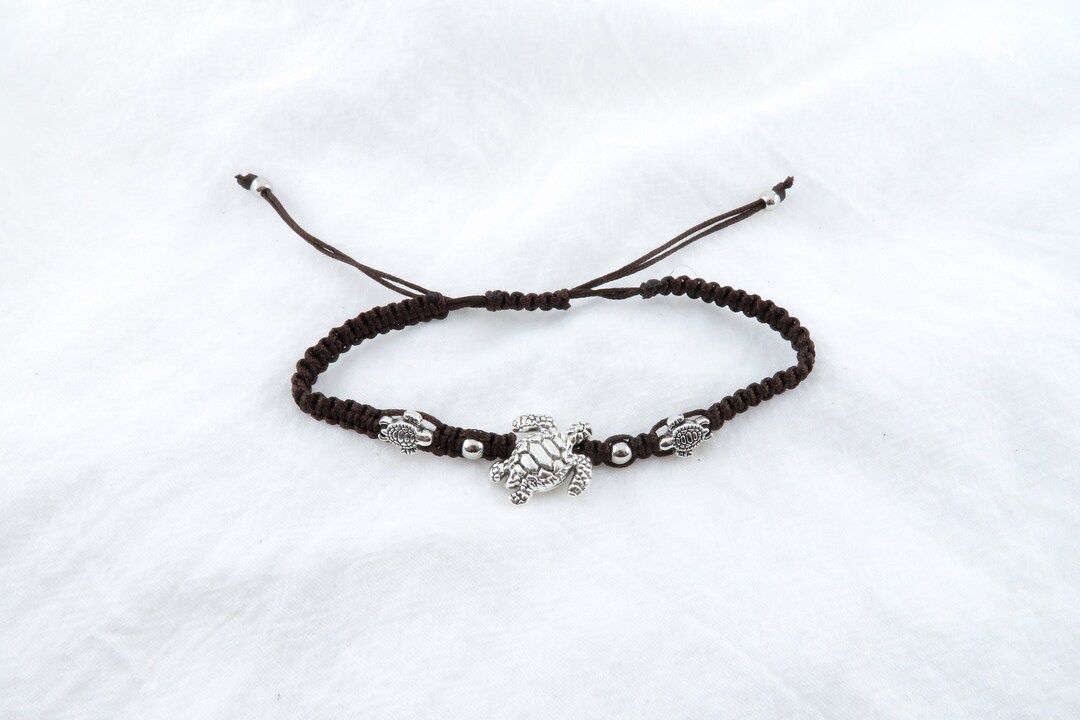 Bracciale o cavigliera regolabile a forma di tartaruga marrone con cordino in nylon resistente - Italia