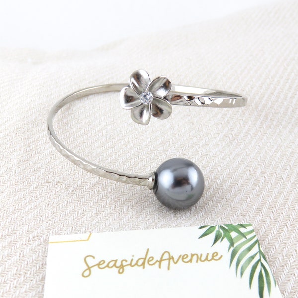 Zilveren Plumeria Flower en Black Pearl Bypass Bangle / Black Tahitian Shell Pearl, Minimalistische Sieraden, Verstelbaar, Open Bangle