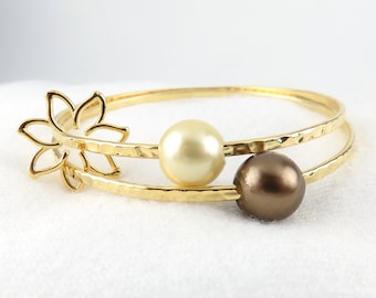 Set von 2 Armreifen, Hammer geschnittener Armreif aus Gold mit Schokoladenglasur und gelber Muschelperle mit Tiare-Blumenanhänger, stapelbare Armreifen