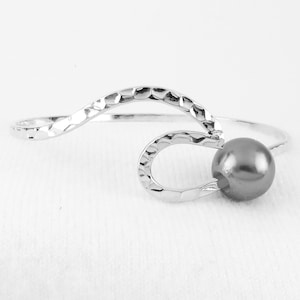 Brazalete de plata con forma de ola y perla negra / Joyería minimalista estilo isleño, SeasideAve