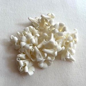Weisse Puakenikeni Tonblumen, Tonblumen zur Schmuckherstellung, Weisse Blumen / DIY Blumen, handgefertigte Tonperlen, Auto Lei