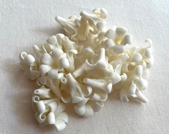 Weisse Puakenikeni Tonblumen, Tonblumen zur Schmuckherstellung, Weisse Blumen / DIY Blumen, handgefertigte Tonperlen, Auto Lei