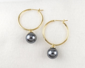 Delicados pendientes de aro con perla de concha negra / Aros dorados Hamilton sencillos y elegantes