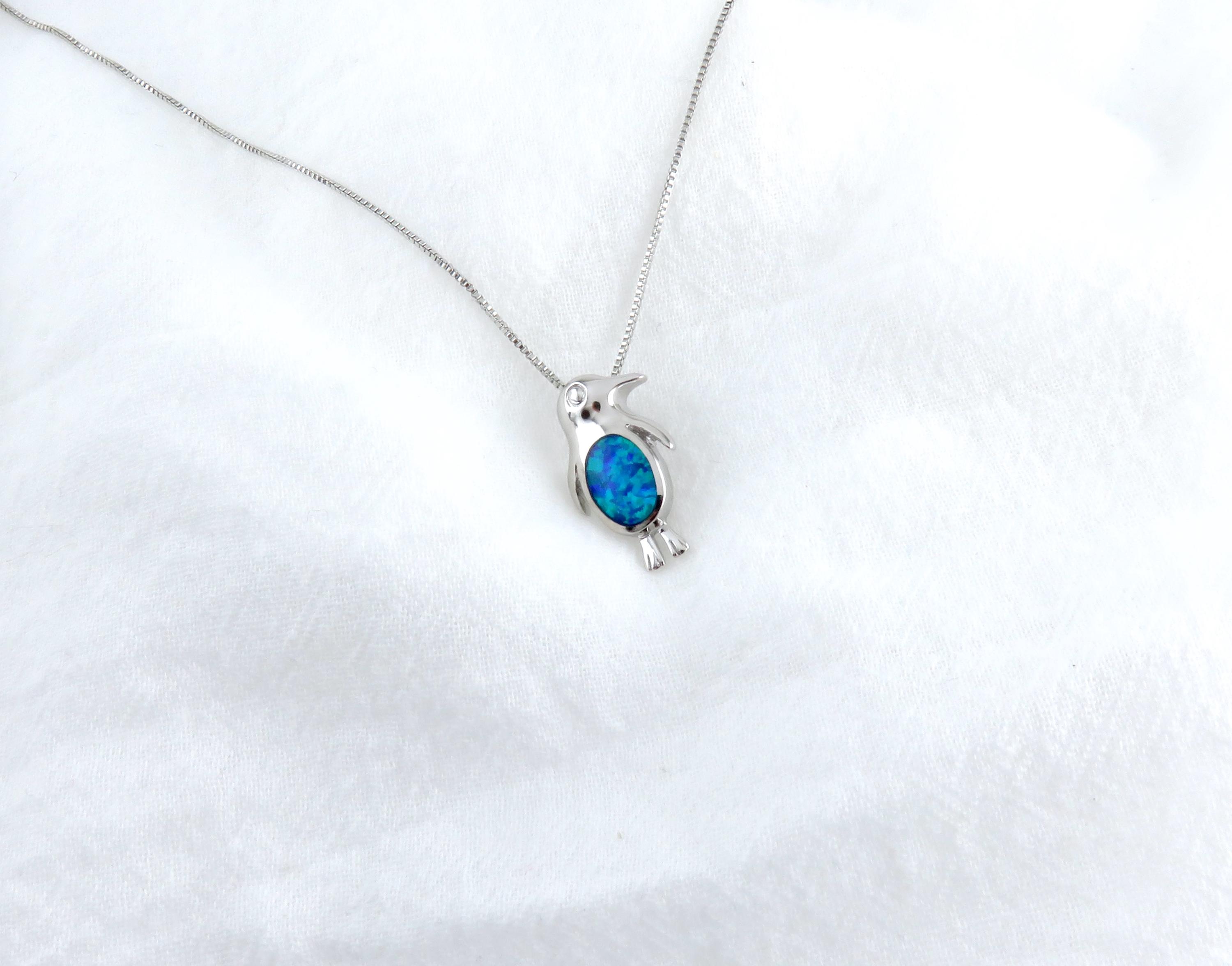 Collana con ciondolo a forma di delfino in opale blu - Italia