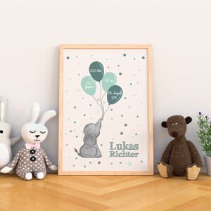 Könnte beinhalten: Ein gerahmter Druck mit einem grün-grauen Elefanten, der Ballons mit Details zur Geburt eines Babys hält. Die Ballons haben den Text "02:30 Uhr", "490 Gramm", "54 cm" und "08. August 2019". Der Text "Lukas Richter" befindet sich unter dem Elefanten.