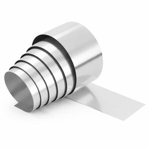 Puede incluir: Un rollo de cinta metálica plateada brillante, parcialmente desenrollada. El metal parece liso y reflectante, con una ligera curvatura en cada capa. La parte desenrollada se extiende hacia la derecha, sugiriendo una longitud continua.