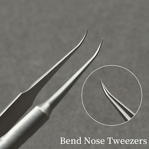 K&ouml;nnte beinhalten: Nahaufnahme einer gebogenen Pinzette aus Edelstahl. Die Pinzette hat gebogene Spitzen und ist f&uuml;r Pr&auml;zisionsarbeiten konzipiert. Der Text "Bend Nose Tweezers" wird am unteren Rand des Bildes angezeigt.