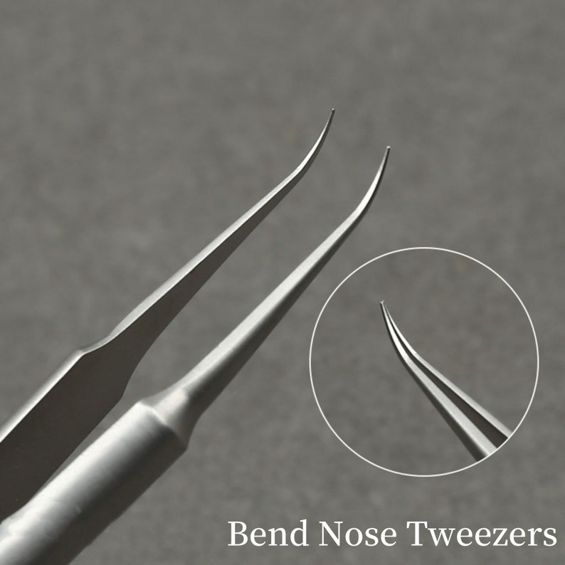 K&ouml;nnte beinhalten: Nahaufnahme einer gebogenen Pinzette aus Edelstahl. Die Pinzette hat gebogene Spitzen und ist f&uuml;r Pr&auml;zisionsarbeiten konzipiert. Der Text "Bend Nose Tweezers" wird am unteren Rand des Bildes angezeigt.