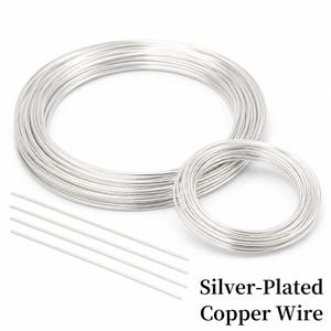 Pu&ograve; includere: Filo di rame argentato, presentato in bobine e lunghezze dritte. L'immagine mostra due matasse di filo e diversi pezzi dritti. Il testo recita "Silver-Plated Copper Wire". Ideale per la creazione di gioielli e lavori artigianali.
